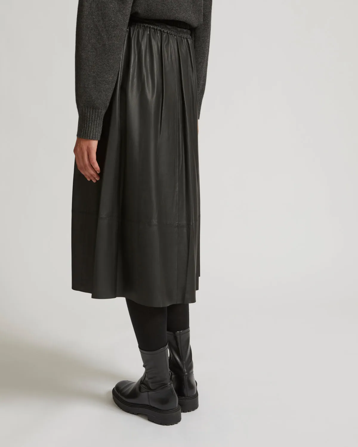Flared skirt in lamb leather