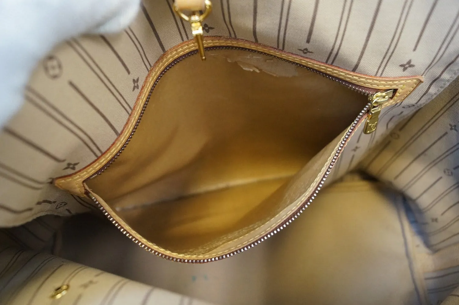 LOUIS VUITTON Monogram Neverfull GM Shoulder Bag