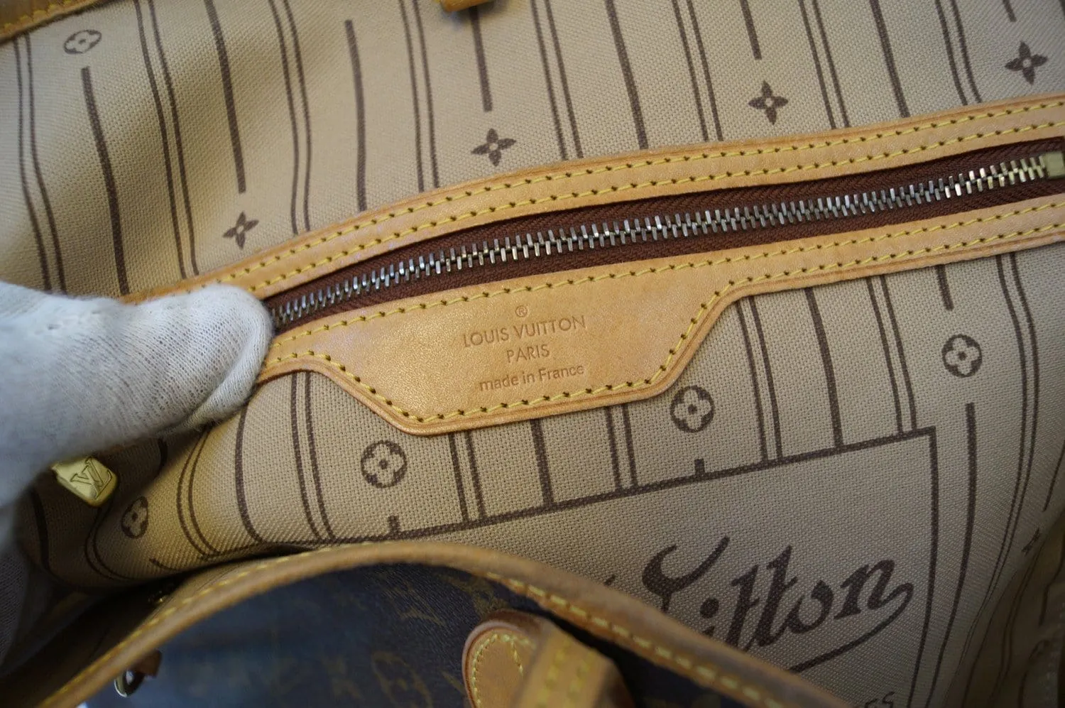 LOUIS VUITTON Monogram Neverfull GM Shoulder Bag