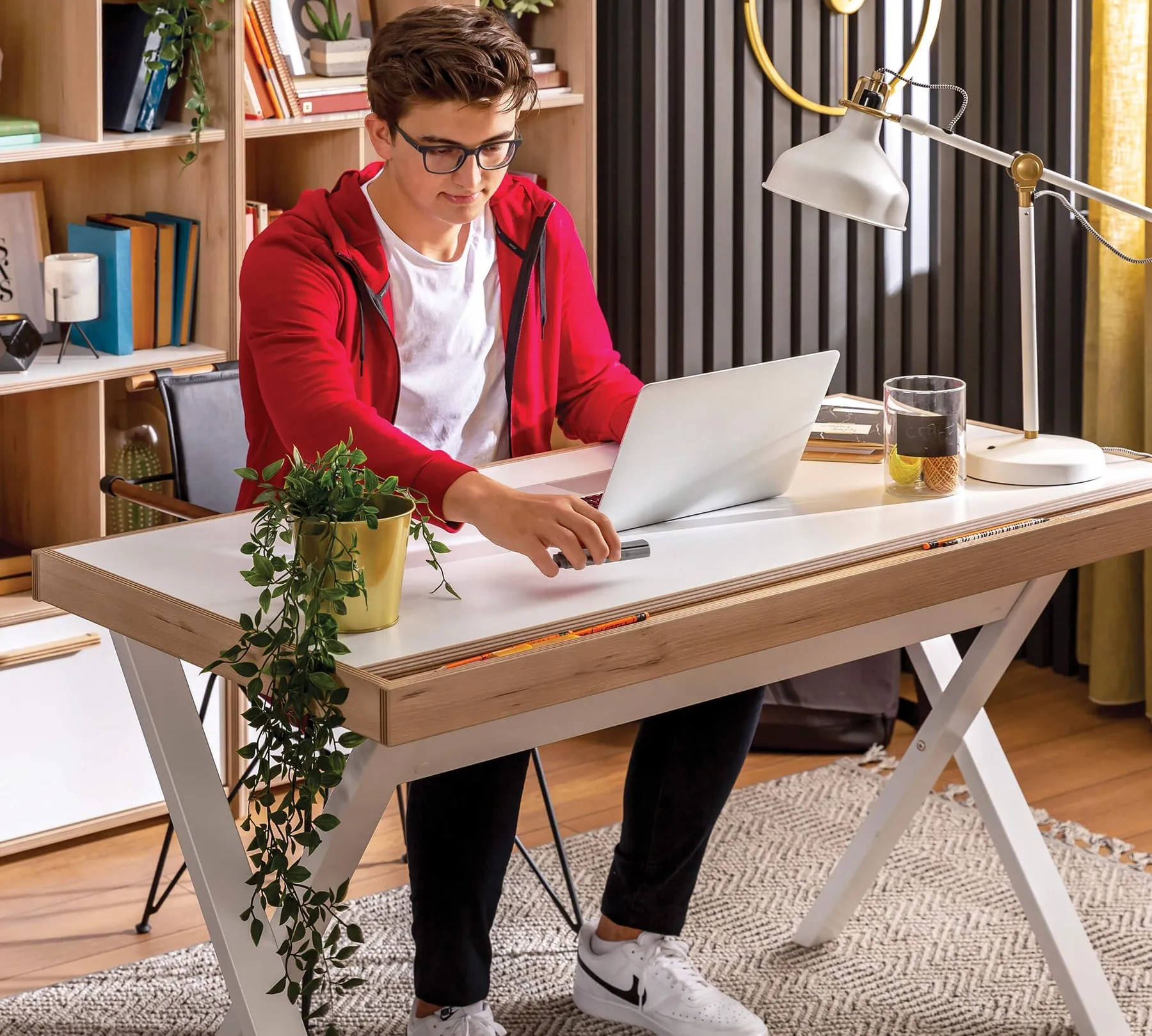 Modera Young Desk
